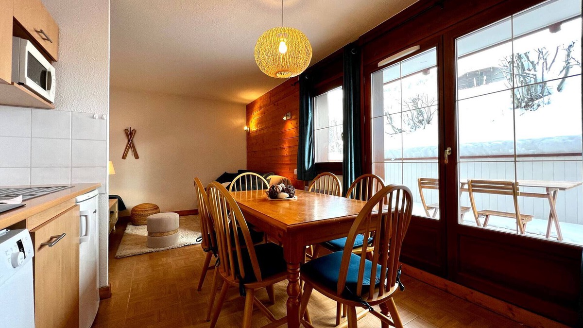 Flumet Apartment | Ski-In/Ski-Out Apartment with Pool and Mountain Views