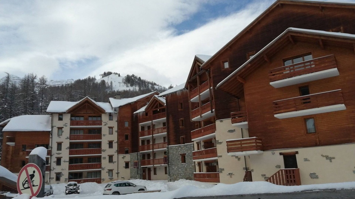Les Claux Apartment | Ski in ski out apartment heated pool l'albane
