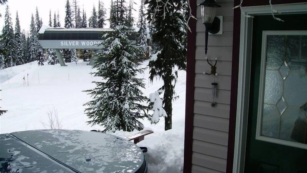 Silver Star Mountain Ski Chalet | Ski In Ski Out At The Top Of The Silverwood Chair