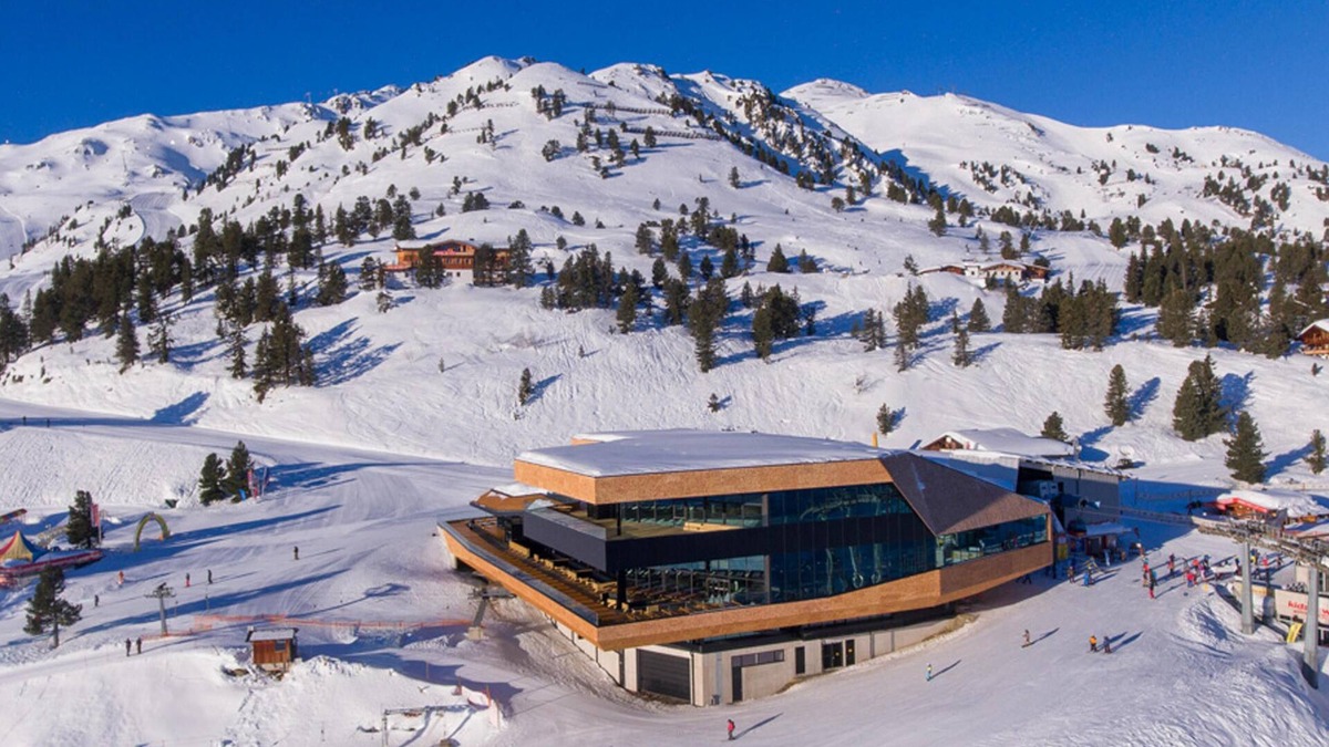 Kaltenbach Ski Chalet | Ski-in ski-out chalet with terrace
