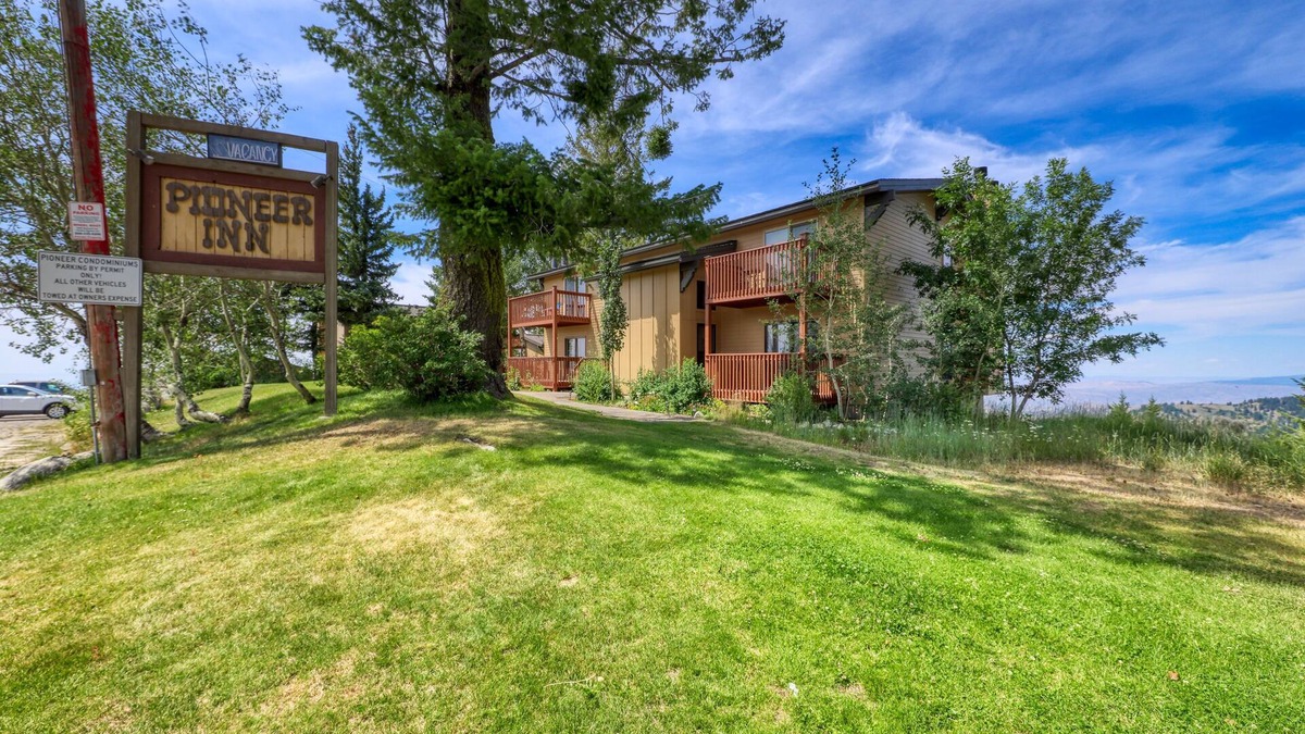 Boise Condo | Ski-in/ski-out condo with sweeping tree-lined views