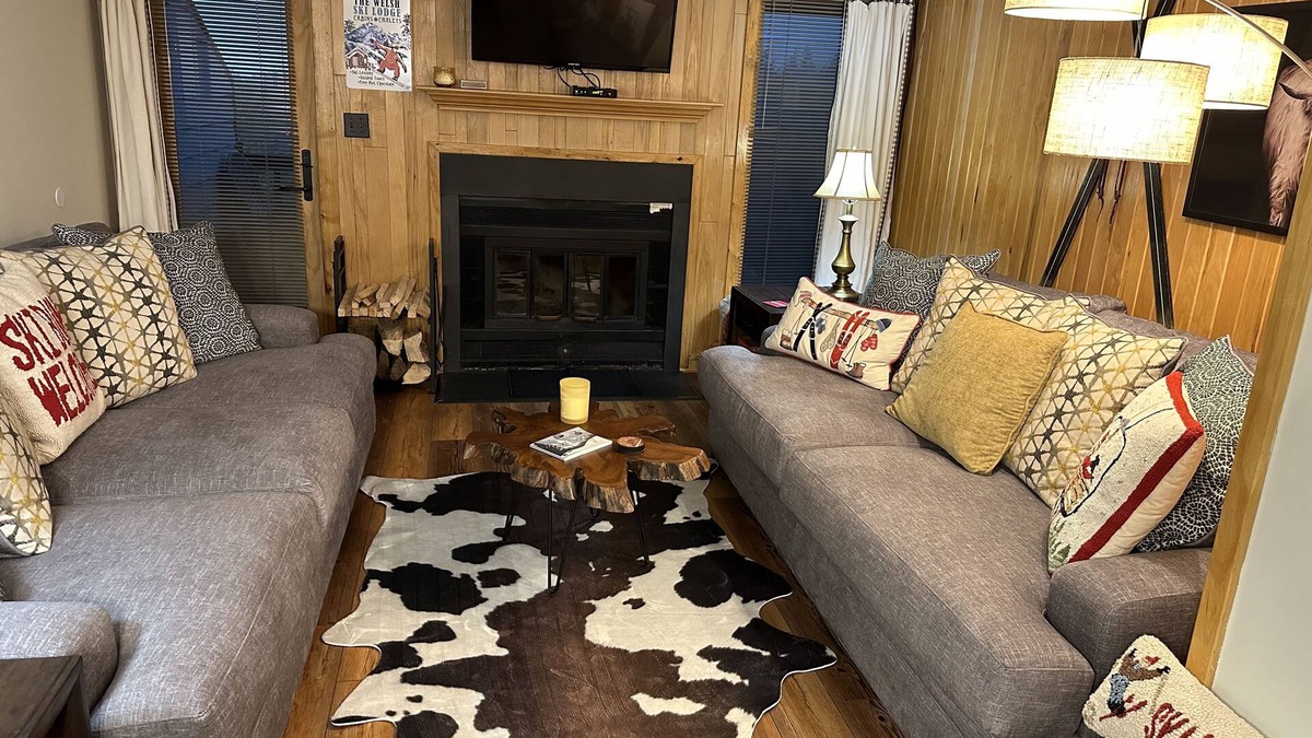 Snowshoe Ski Chalet | Ski in/ski out Family friendly stylish ski chalet