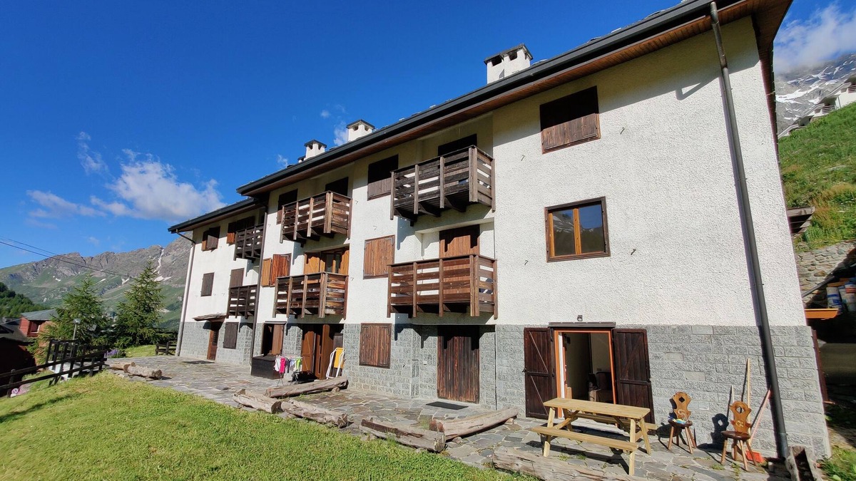 Cervinia House | Ski-in-ski-out for 10-12 people 2 apartments