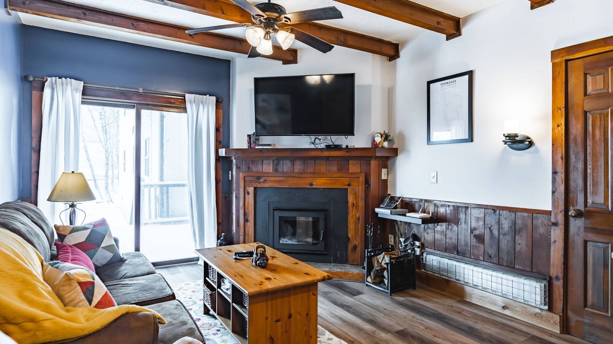 Snowshoe Condo | Ski In/Ski Out, King Bed, Pet Friendly, Fireplace & walking distance to village