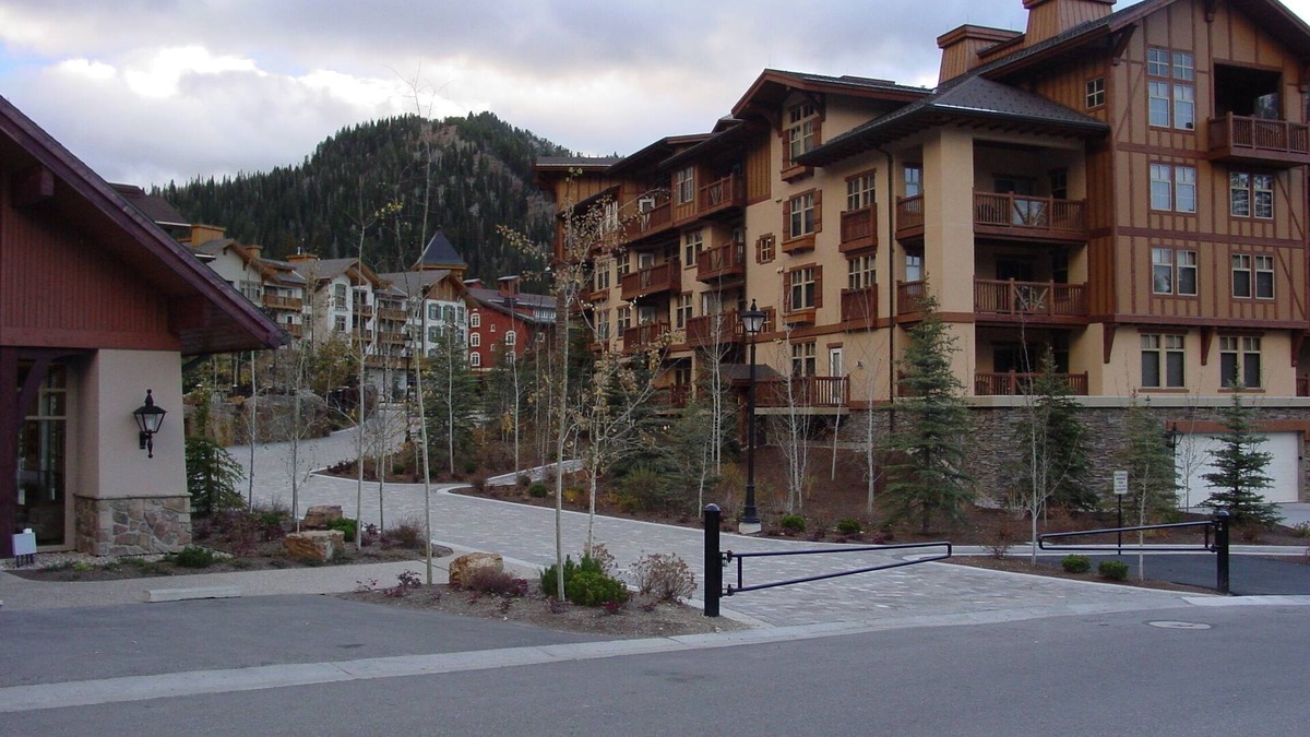 Salt Lake Mountain Resorts Condo | Ski-In/Ski-Out Mountain View Condo with Vaulted Ceilings