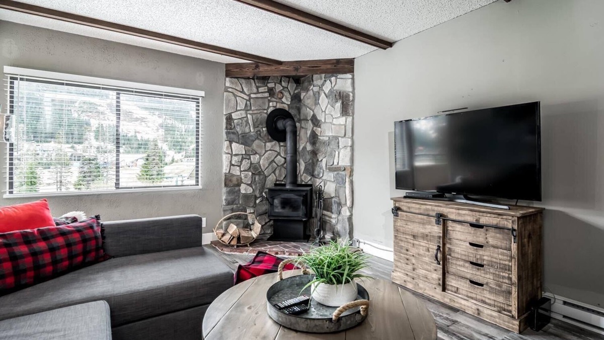 Hemlock Valley Condo | ski-in/ski-out, outdoor pool, hot tub, wood fire place, BBQ