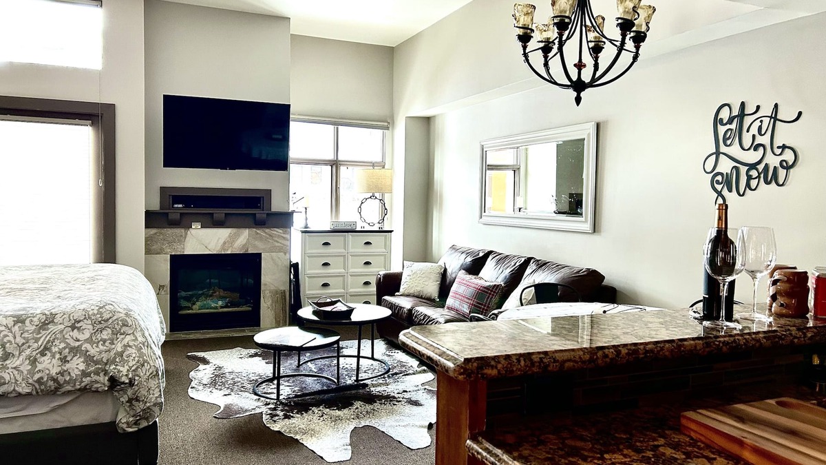 Park City Condo | Ski in Ski Out PENTHOUSE STUDIO w/KING bed at The Canyons!Slope & gondola views!