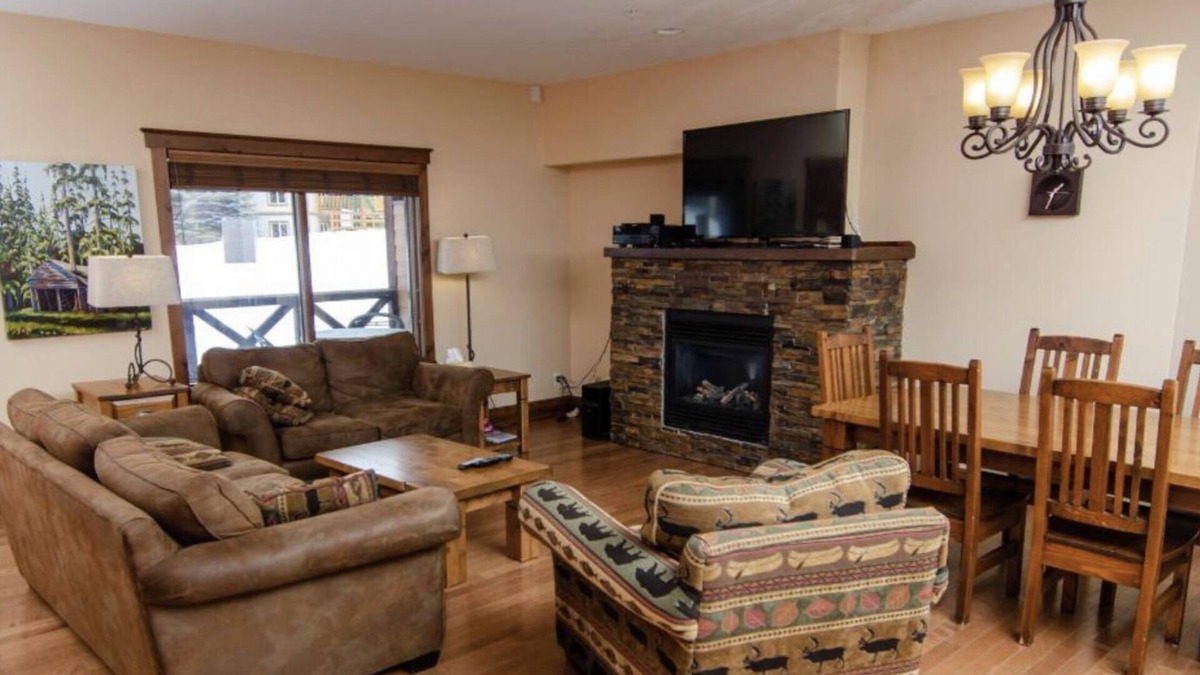 East Kootenay House | Ski In Ski Out, private hot tub, pool