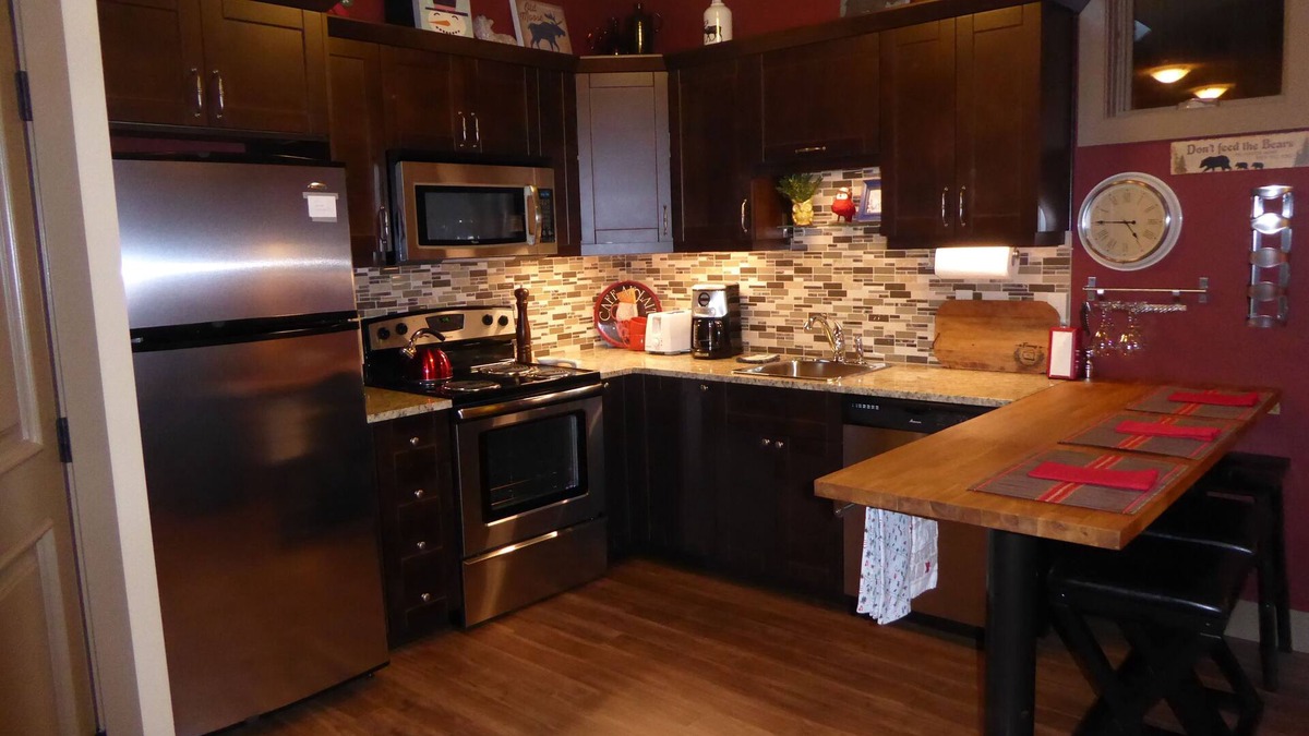 Sun Peaks Ski Chalet | Ski In/ski Out & Snowmobile Parking,1bedroom Suite Mountain View Home