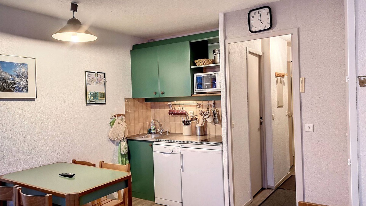 Reberty Apartment | Ski-In/Ski-Out Studio in Les Menuires - Sleeps 4, Mountain View, Fully Equipped Kitchen