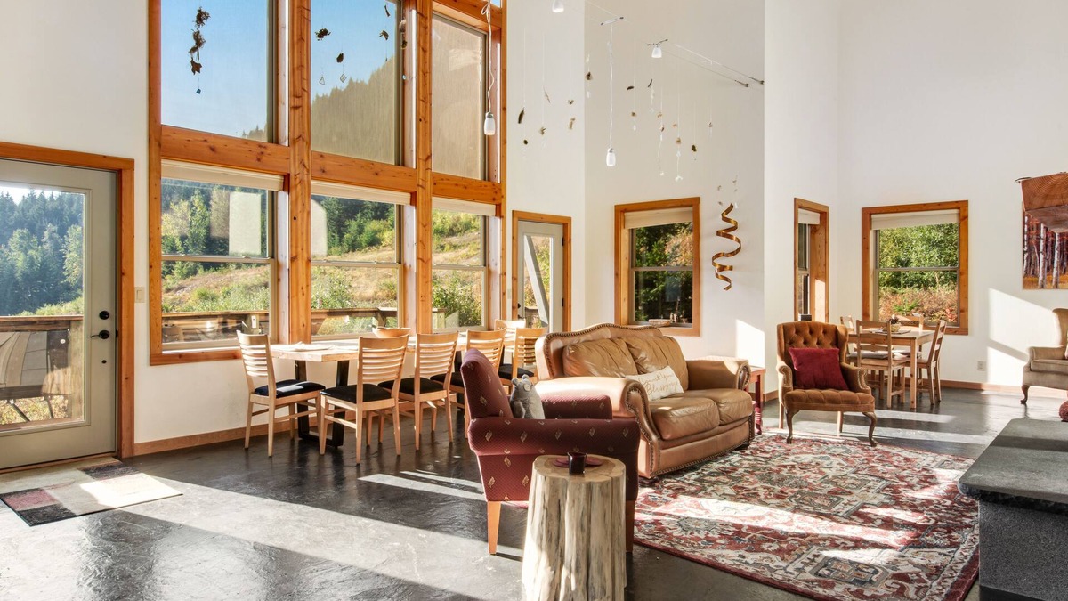 Hyak House | Ski-in/ski-out home with mountain-view balcony, multiple living areas, & W/D