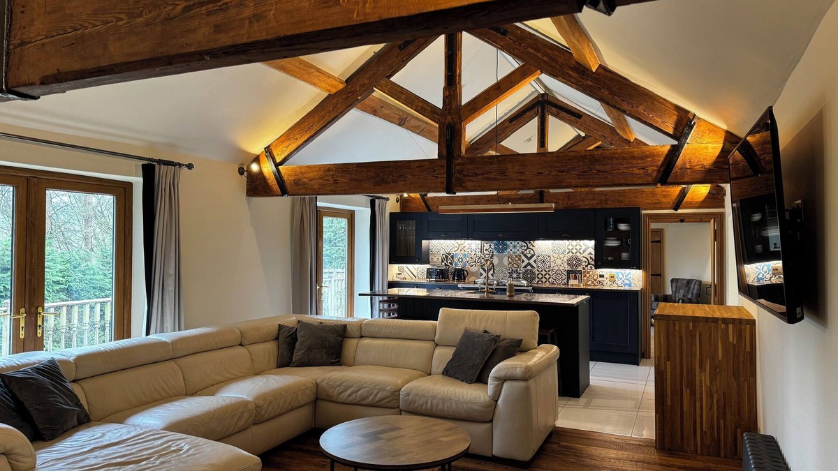 Winewall Cabin | Ski lodge style chalet with hot tub and sauna