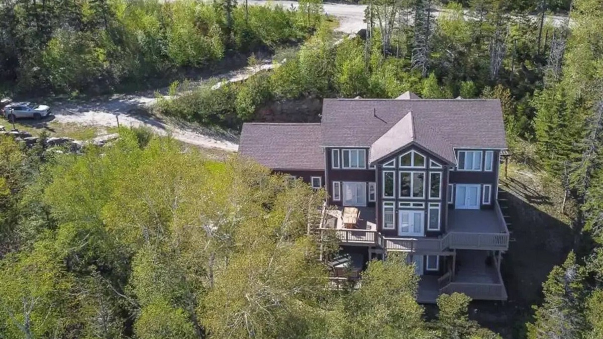 Humber Valley Ski Chalet | Ski/Snowboard, Snowmobile, Fishing, Hunting, Hot Tub, Chalet