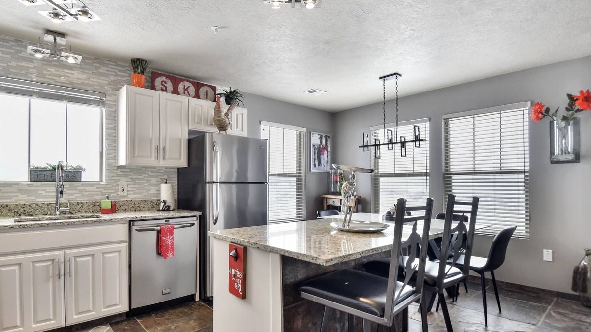 Park City Condo | Ski The Best At A Great Price! 2 Minutes From Deer Valley Gondola.