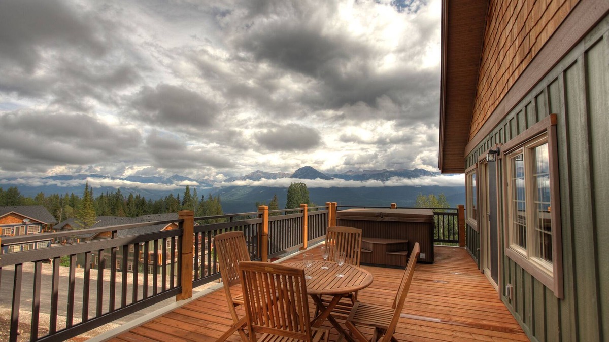 Golden House | Ski to the door in this gorgeous top floor townhome