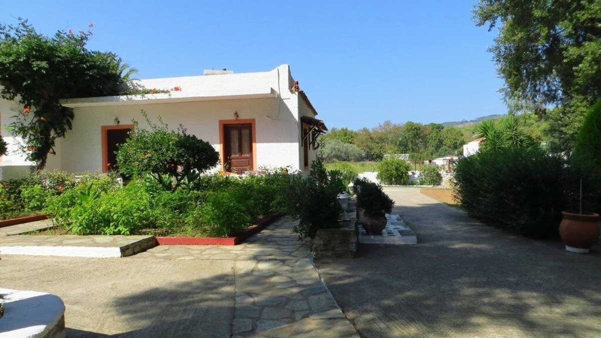 Troulos House | Skiathos Troulos Studios 500 Metres From the Beach Surrounded by Pine Trees