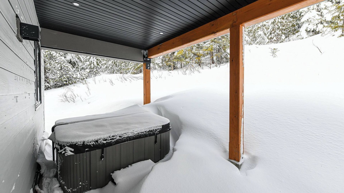 Courtenay Ski Chalet | Skiing & Hot tubbing at Mt Washington Chalet