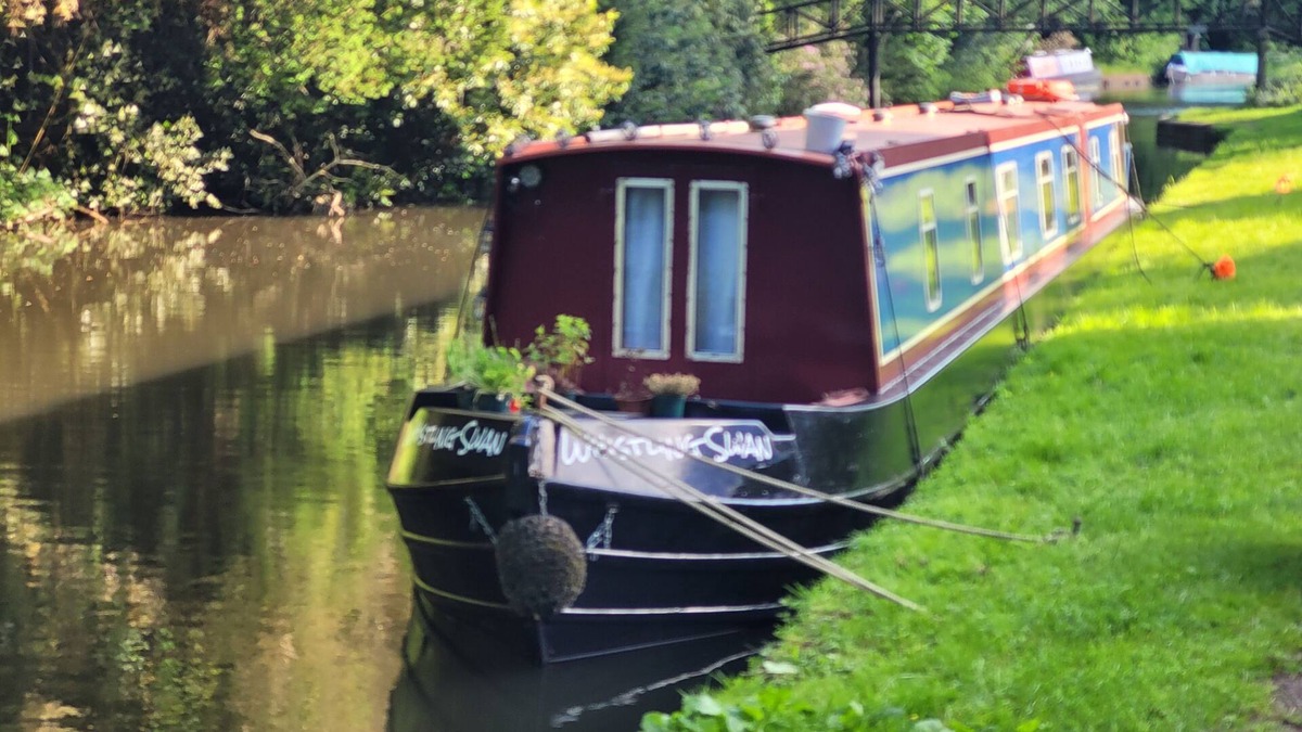 Sandy Lane Boat Rental | Skippered Canal Boat Holidays