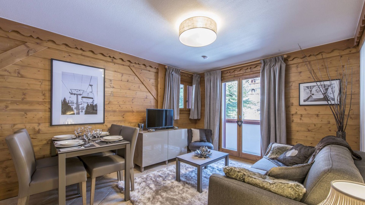 Meribel Centre Apartment | SKIS ON FOOT WITH POOL - CHARMING APARTMENT - 4 people