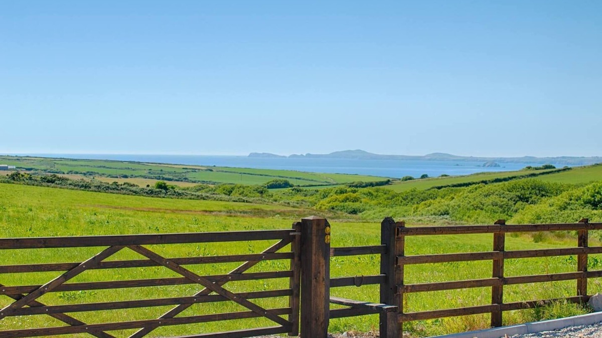 Haverfordwest Cottage | Skomer Sea View Cottage with Hot Tub- Dog Friendly