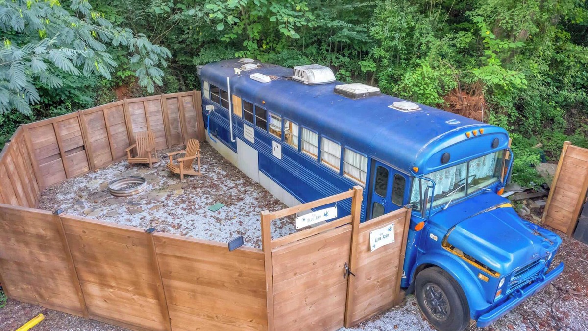 Greenville House | Skoolie on the River, Close to DT, Private Space