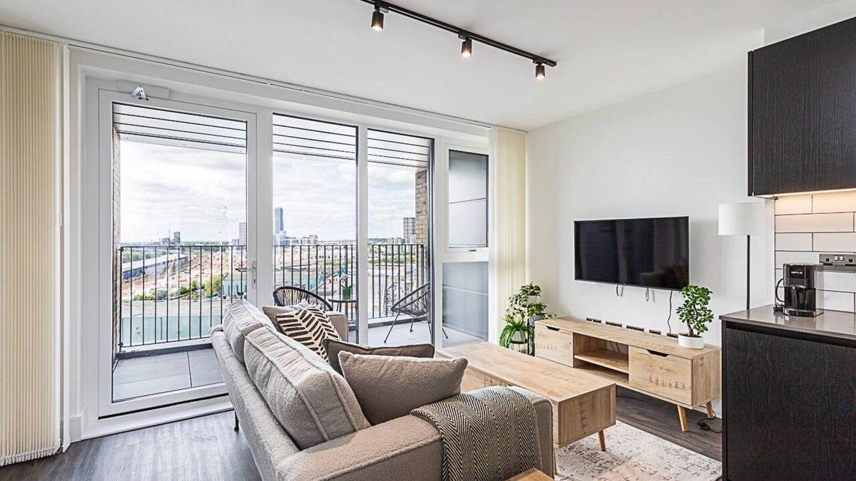 College Park and Old Oak Apartment | Sky-High Studio with Stunning Views