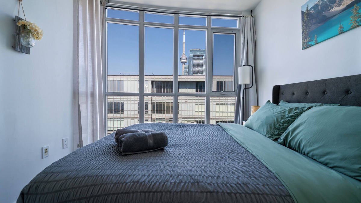 Wellington Place Apartment | Sky Living : Awesome Lake and City View, Park Free