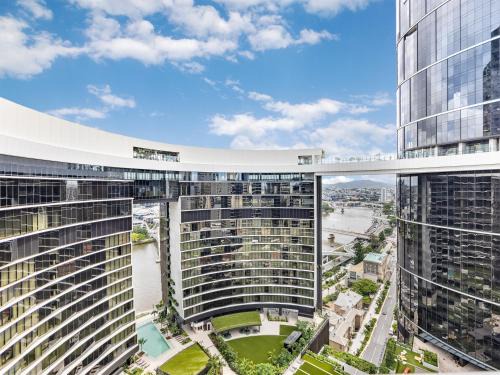 Brisbane Central Business District Apartment | Sky Living & River Views in Queens Wharf Residences