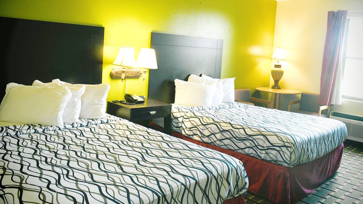 Park City House | Sky-Palace Inn & Suites Park City Wichita North - 2 Queen Beds NS