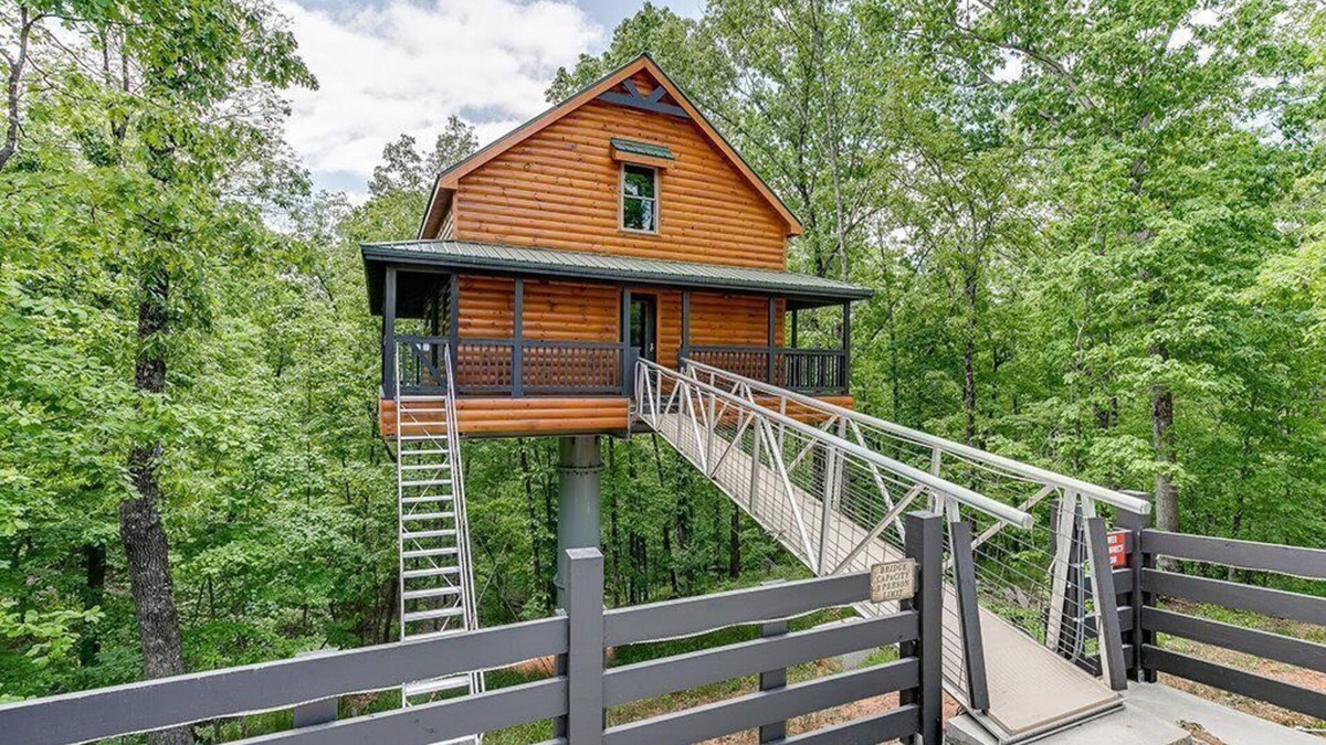 Cleveland Cabin | Sky's the Limit Treehouse Cabin