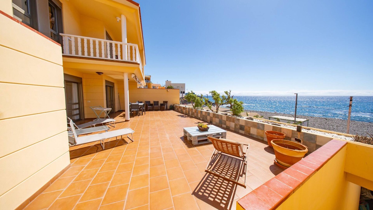 Las Caletillas Ski Chalet | Sky & Sea The House by the Beach
