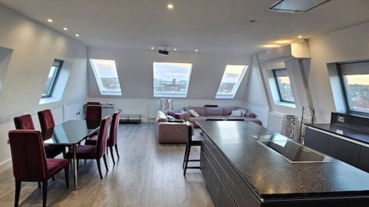 Hendon Apartment | Sky & View in Golders Green