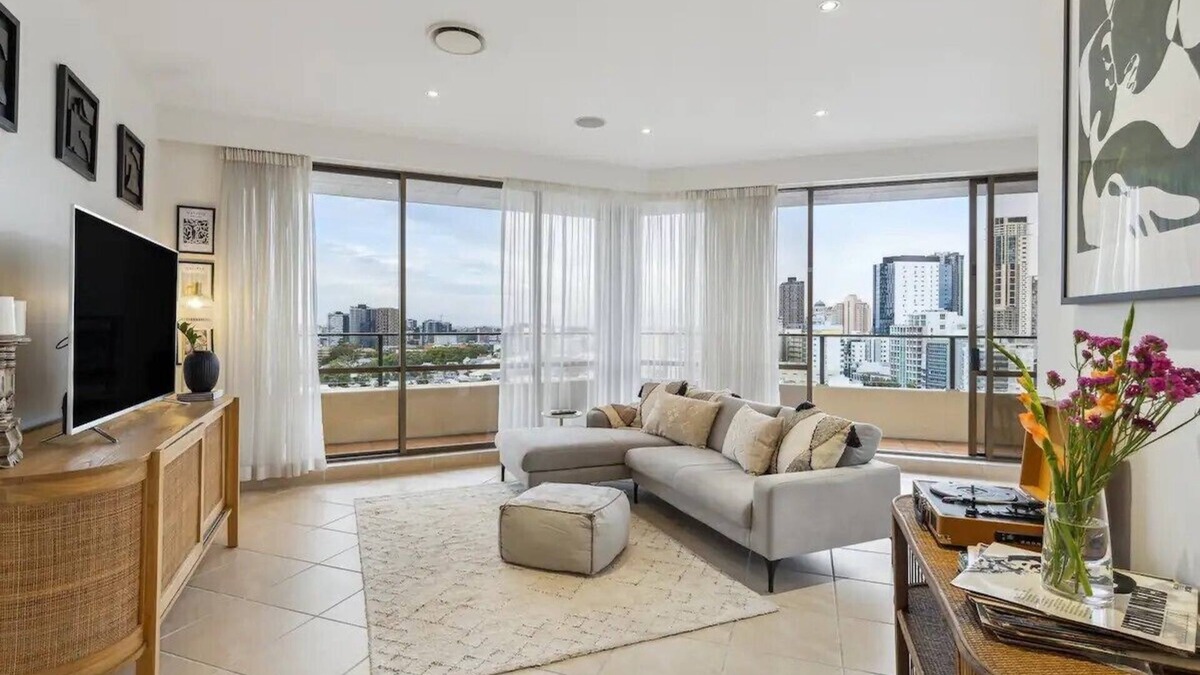 Spring Hill Apartment | Skyhigh Apt w City Views, Pool, Gym & 2 Carparks