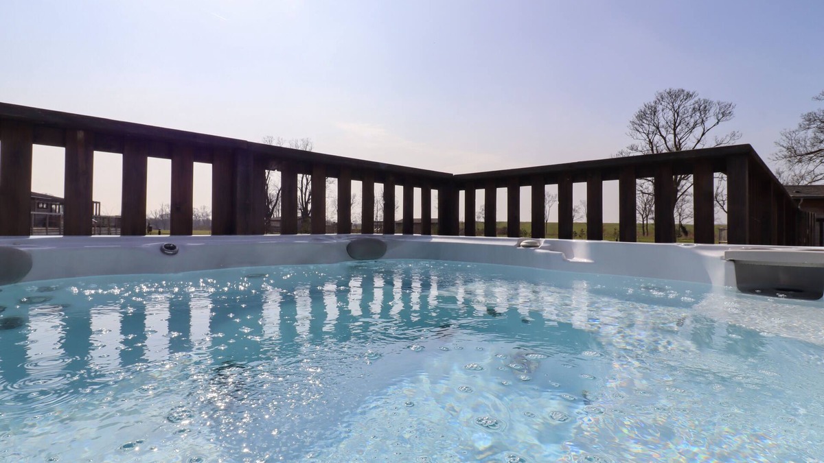 Bury St Edmunds Cottage | SKYLARKS, family friendly, with hot tub in Bury St Edmunds