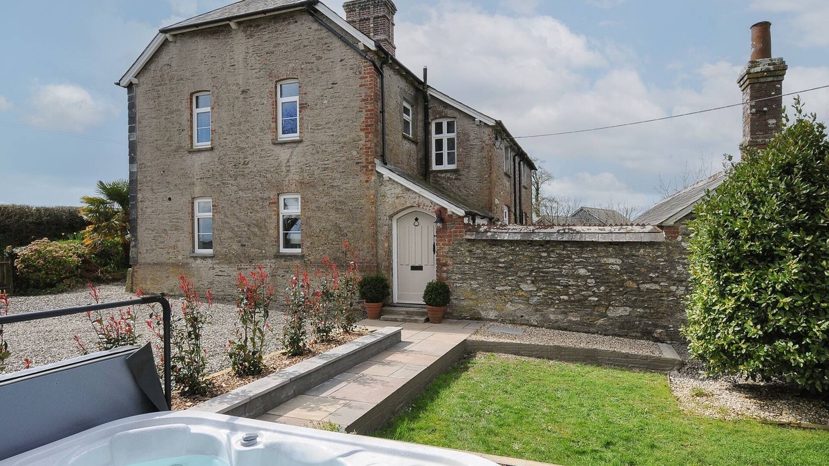 Looe House | SKYLARKS, pet friendly, character holiday cottage in Looe