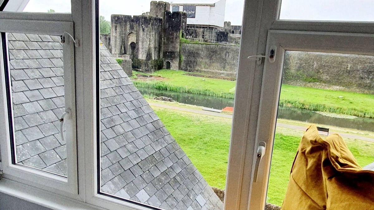 Caerphilly Apartment | Skyline apartment - 2 bedroom with castle views