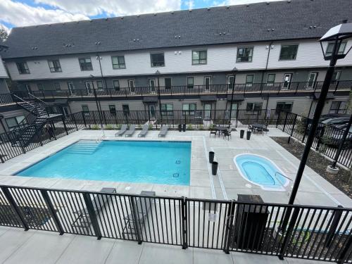 Canmore Apartment | Skyline Peaks 205 - Mountain View Townhouse-AC-Pool-Hot Tub
