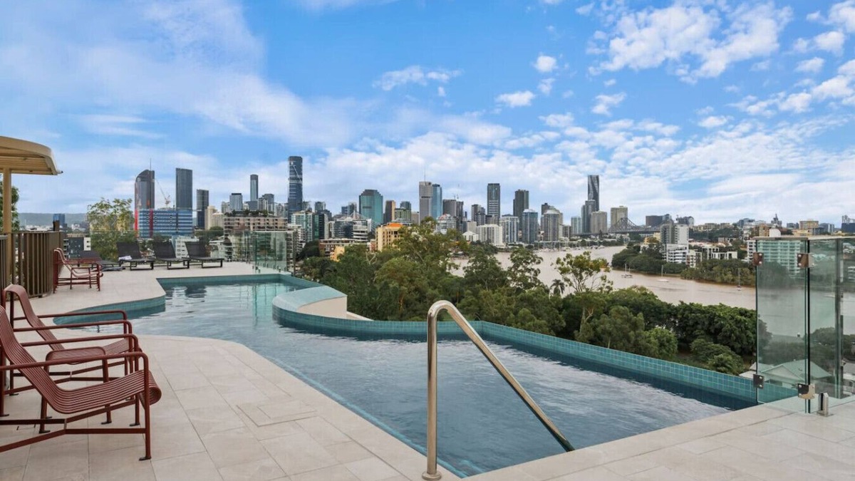 East Brisbane Apartment | Skyline & Rooftop Pool | 2BR Modern Stay Near CBD