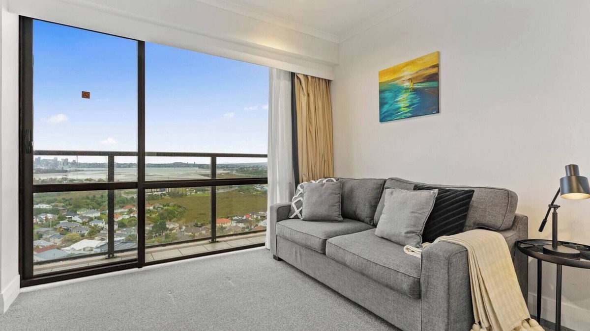 Takapuna Apartment | Skyline Sojourn Studio with Parking and Sea Views