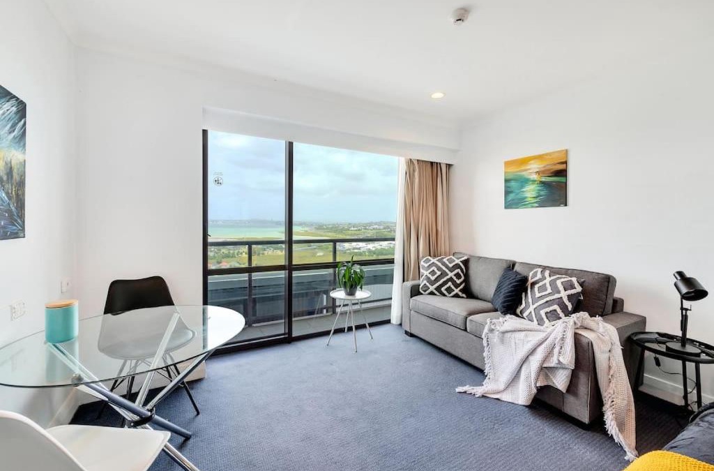 Takapuna Apartment | Skyline Sojourn Studio with Parking and Sea Views