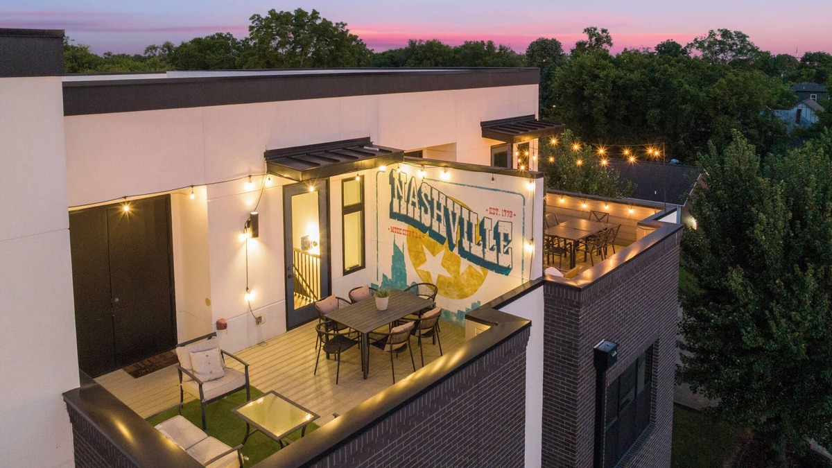 McFerrin Park House | Skyline Soundhouse | Rooftop Deck & Game Room near East Nashville & Broadway