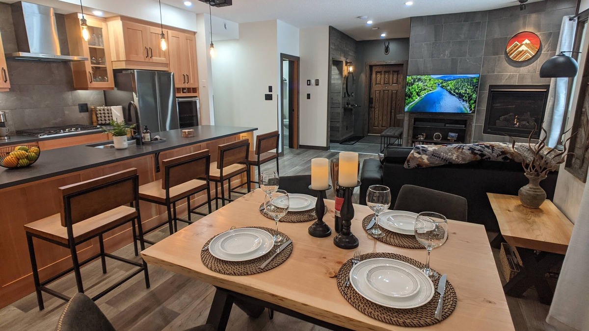 Valemount House | Skyline Suite 2 Bdrm King, Centrally Located in Valemount