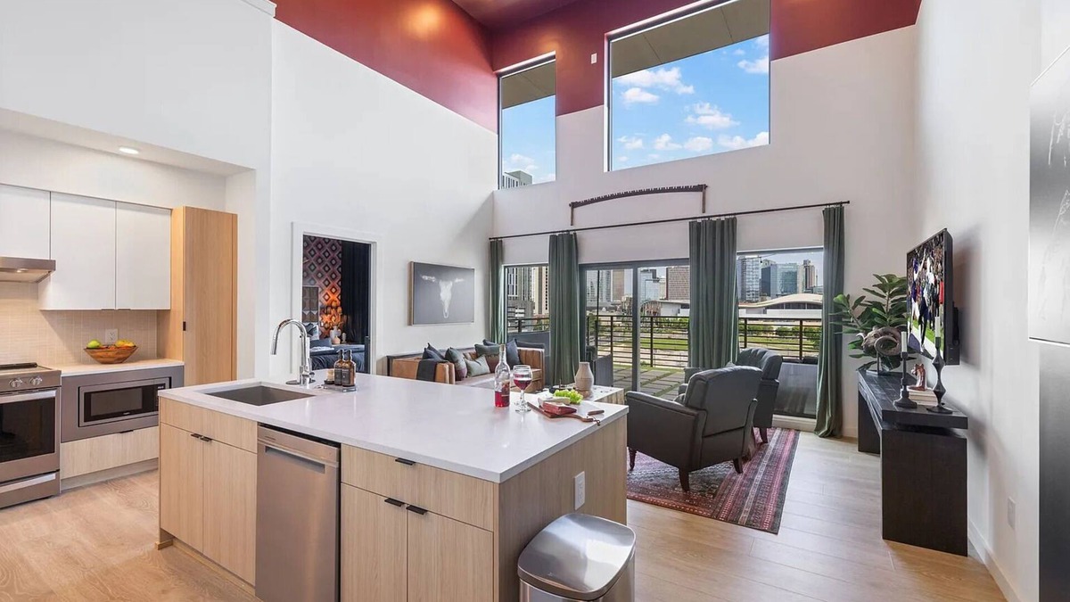 Downtown Nashville Condo | Skyline Views from Nashville Penthouse – Pool & Walkable to Broadway