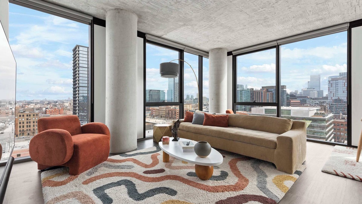 West Loop Apartment | Skyline Views in 3BR Apartment w/Top Amenities