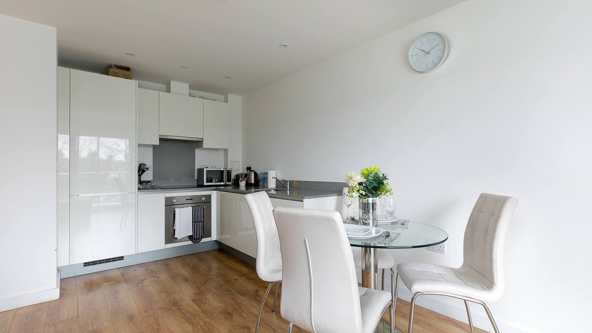 Grange Apartment | Skyvillion 1bed Enfield Flat W balcony & parking