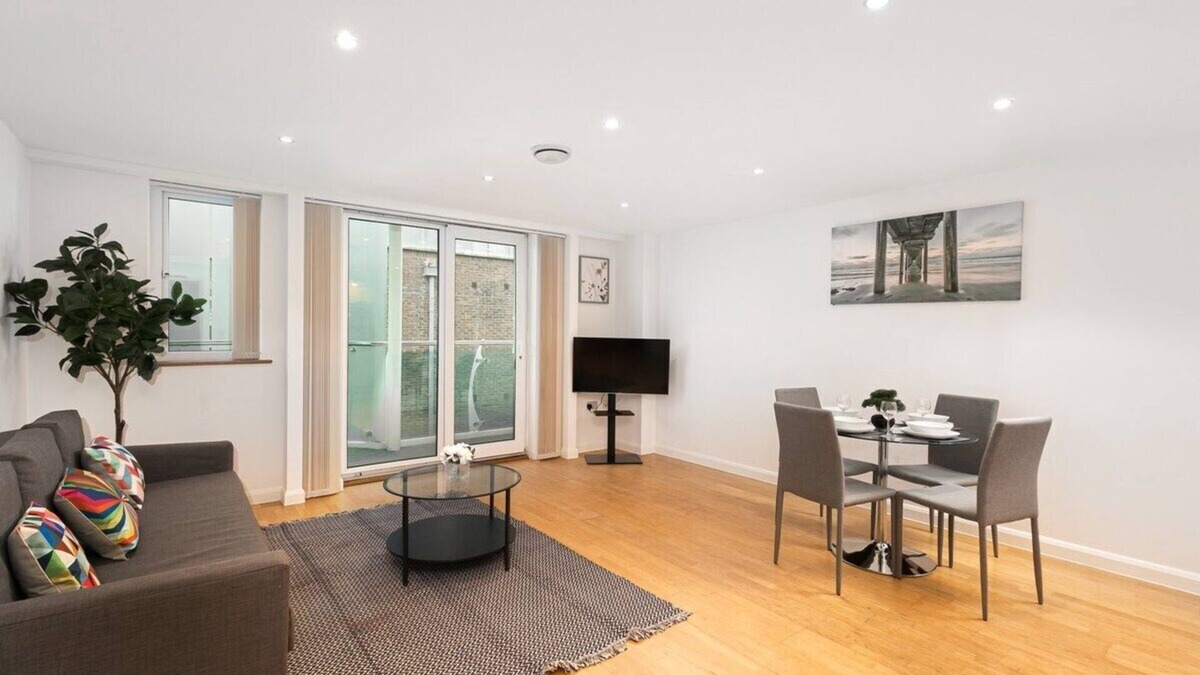 Oakleigh Apartment | Skyvillion - Cozy 2 Bed Apartment + Balcony in New Barnet