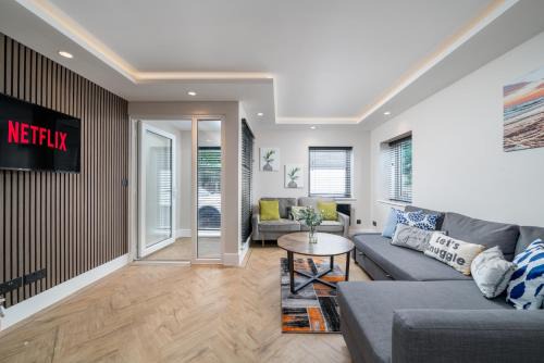 Barnet Apartment | Skyvillion - COZY LARGE 4 & 1 Bed Apartments in London Enfield, Mins to Tube Station, Free Wi-Fi