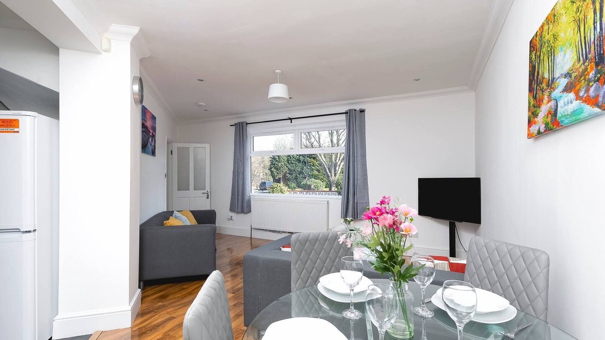 Turkey Street Apartment | Skyvillion - Enfield 4bed House W garden & Parking
