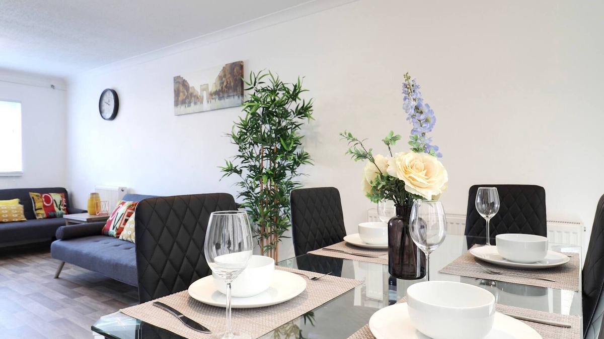 Stevenage Apartment | Skyvillion - Valley Way - 3bed House In Stevenage