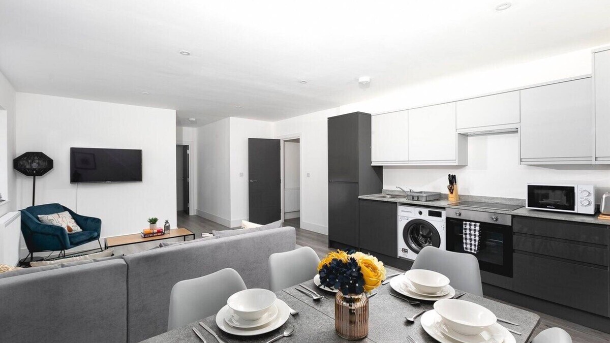 Enfield House | Skyvillion -Vineyard Court- Enfield 2-Bed w/Garden